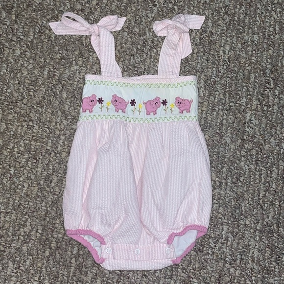 Lil Cactus Pink and White seersucker “piglets printed” Baby Romper size 3-6 Mos - Picture 1 of 4